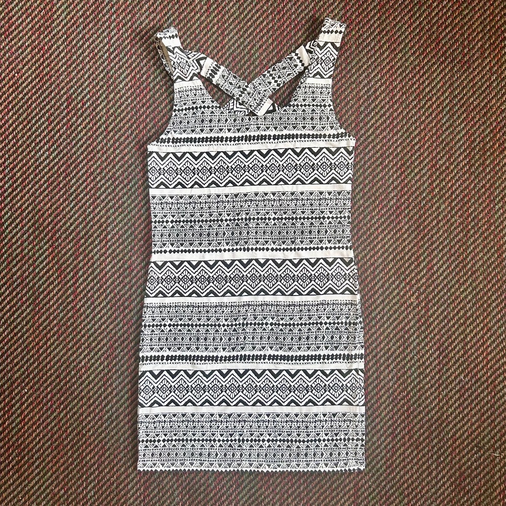 Forever 21 Tribal Geometric Print Fitted Mini Dress M Criss Cross Back Bodycon